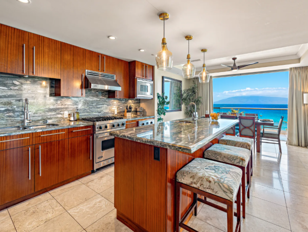 Gorgeous 6-Bedroom Retreat in Maui with Amazing Views